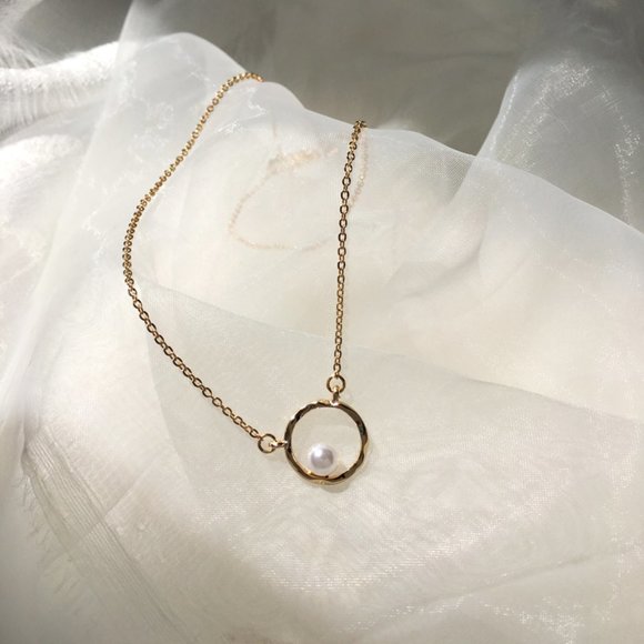 Minimalistic Pearl Golden Circle Necklace - Picture 7 of 10